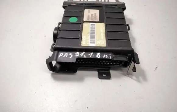 Volkswagen Golf III Engine control unit/module 443907311B 26SA1402 0261200261