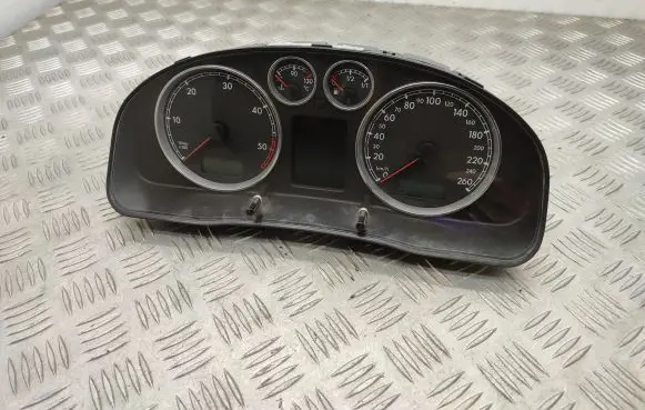 Volkswagen PASSAT B5.5 Speedometer (instrument cluster) 3B0920847E