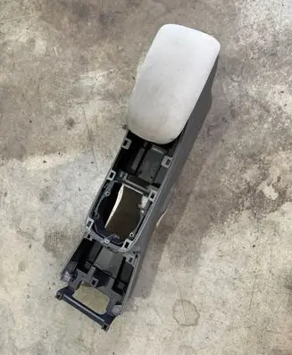 Nissan Leaf I (ZE0) Armrest 