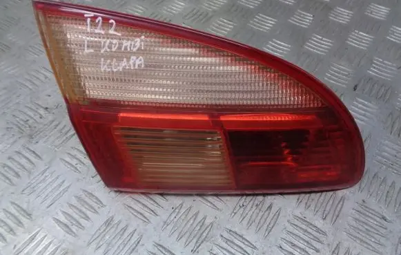 Toyota Avensis T220 Tailgate rear/tail lights