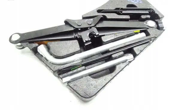 Volkswagen Touareg II Tool set 7P6012112B