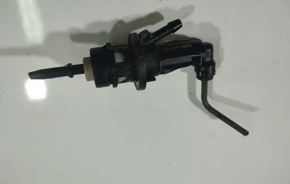 Volkswagen PASSAT B6 Clutch master cylinder