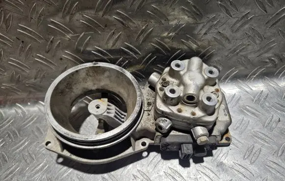 Audi 80 90 B3 Fuel distributor 0438121011 026133353