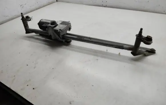 Volkswagen Tiguan Front wiper linkage and motor 5N2955119 405140