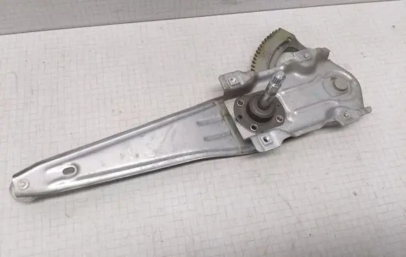 Rear door manual window regulator