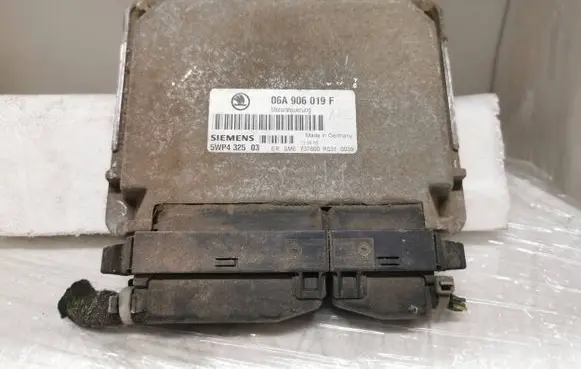 Skoda Octavia Mk2 (1Z) Engine control unit/module 06A906019F 5WP432503