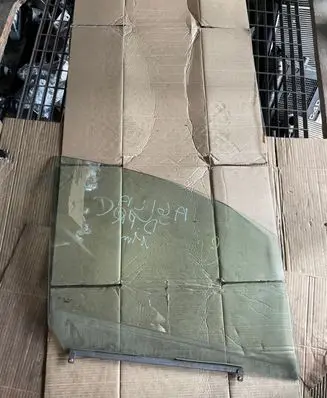 Opel Agila B Front door window glass four-door