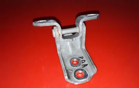 Nissan Qashqai Front door lower hinge ES03
