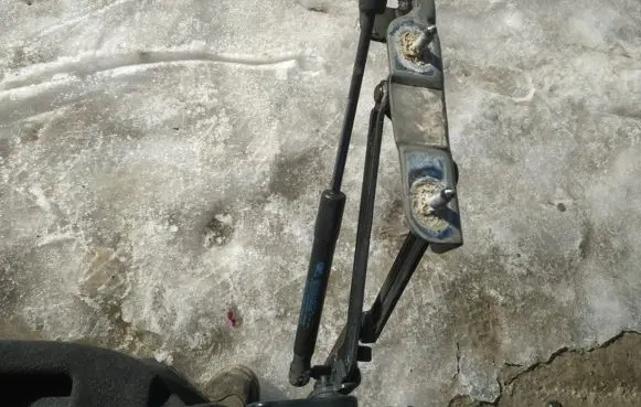 Peugeot 407 Tailgate/trunk/boot hinge
