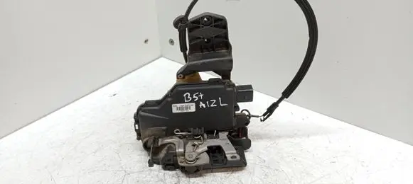 Volkswagen PASSAT B5.5 Rear door lock Y3B4839016M 117685104 3B0839085F