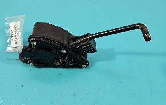 Accelerator throttle pedal