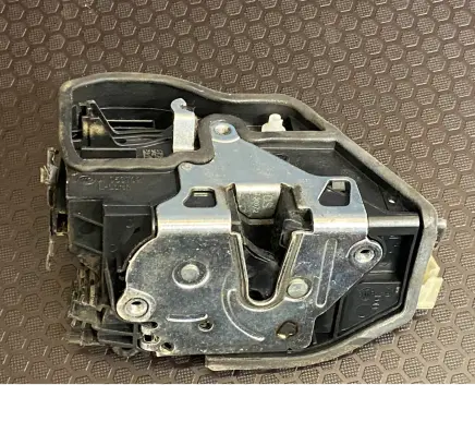 BMW X1 E84 Front door lock A053702 7202144