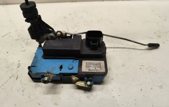 Volvo V70 Front door lock 8680544