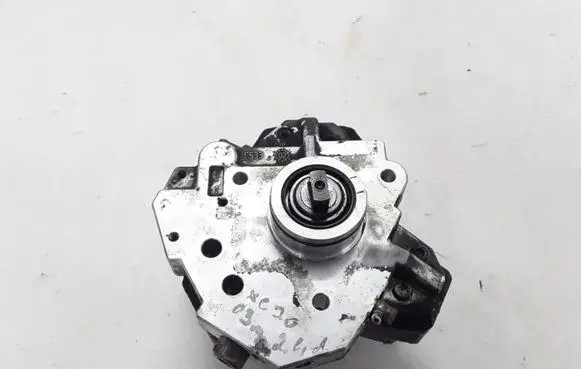 Volvo XC70 Fuel injection high pressure pump 8689590