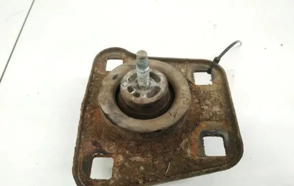 Mazda 121 SM Engine mount bracket