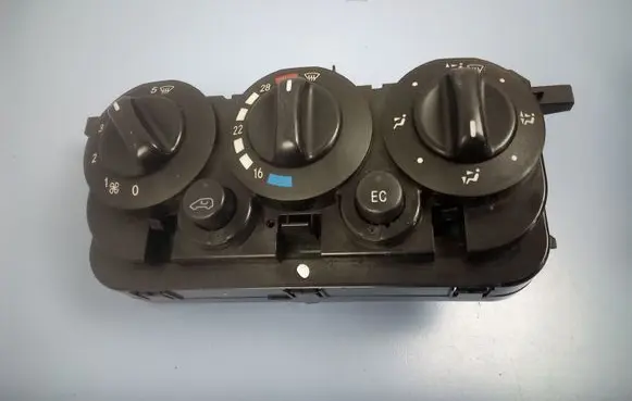 Mercedes-Benz A W168 Climate control unit 1688302085 Q153901