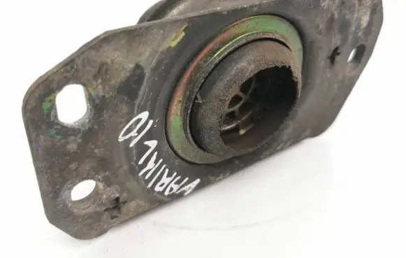 Opel Vivaro Engine mount bracket 8200003825J