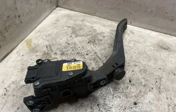 Volkswagen Touareg I Accelerator throttle pedal 7L0723507B
