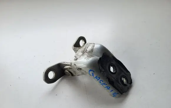 Nissan Qashqai Front door lower hinge 