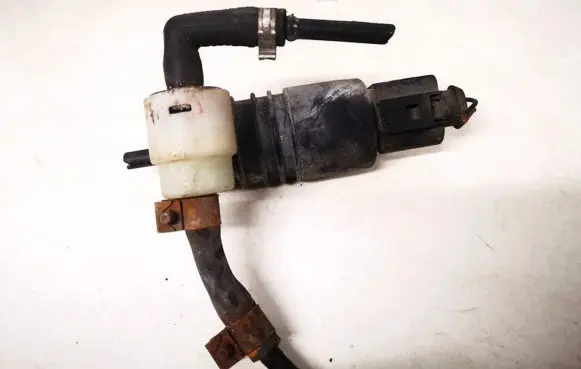Volkswagen Touran I Windscreen/windshield washer pump