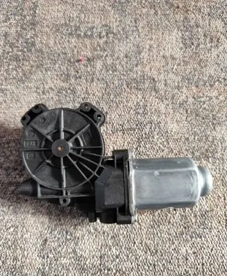 Nissan Qashqai+2 Front door window regulator motor 402033G