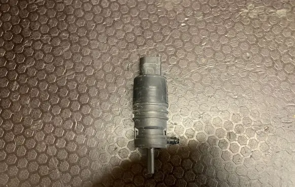 BMW X1 E84 Windscreen/windshield washer pump 7302588 3437376 13264011