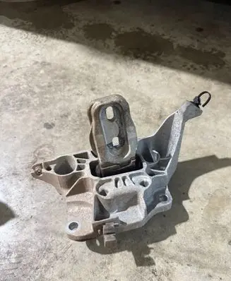 Engine mount bracket
