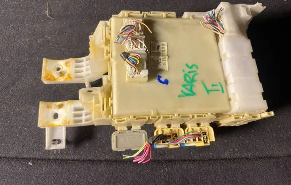 Toyota Yaris BSM Control unit 8273052371 5J191502 508310788