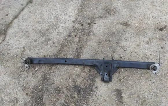 Volvo XC90 Engine mounting bracket