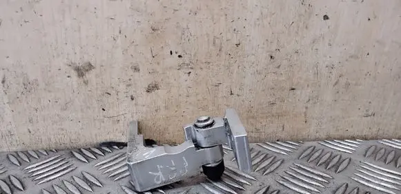 Volkswagen Touareg I Front door upper hinge 7L0831402B