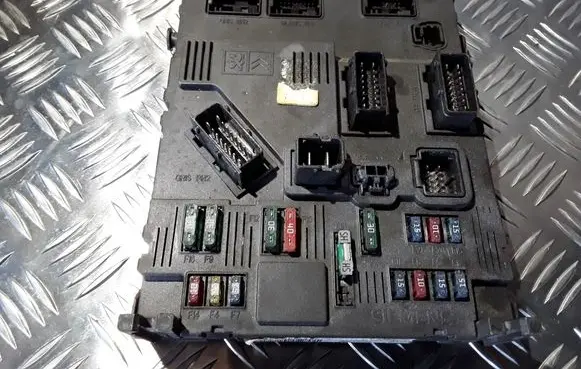 Peugeot 206 Comfort/convenience module S118085210E 9646777380