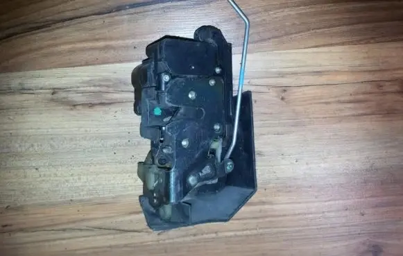 Alfa Romeo 156 Front door lock 16828895