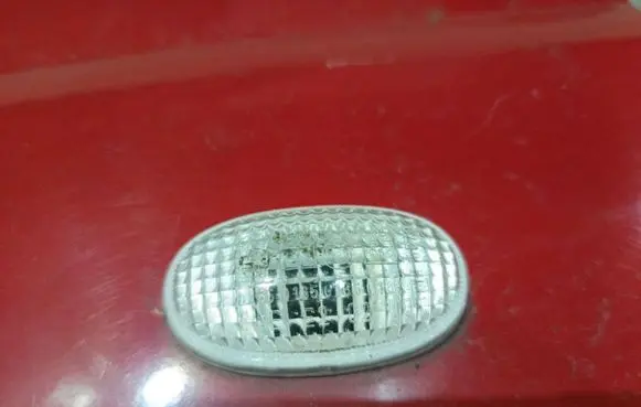Front fender indicator light