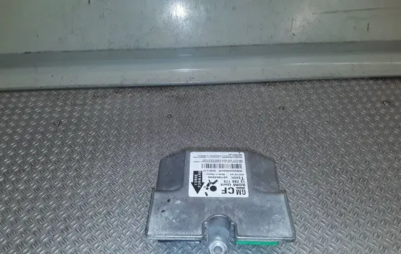 Opel Zafira B Airbag control unit/module 13288173