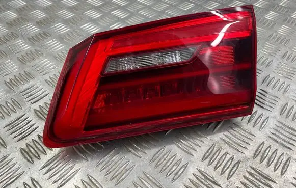 Tailgate rear/tail lights