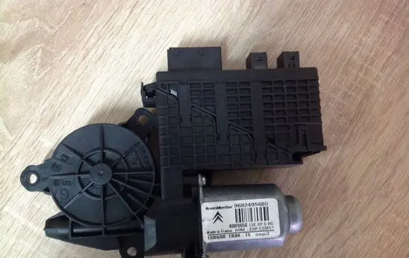 Citroen C4 I Picasso Front door window regulator motor 9682495680