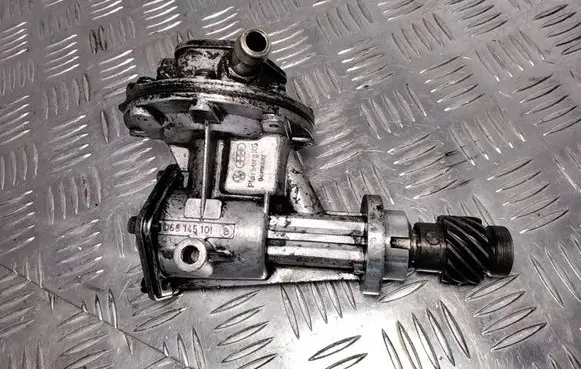Volkswagen Golf II Vacuum pump 068145101B