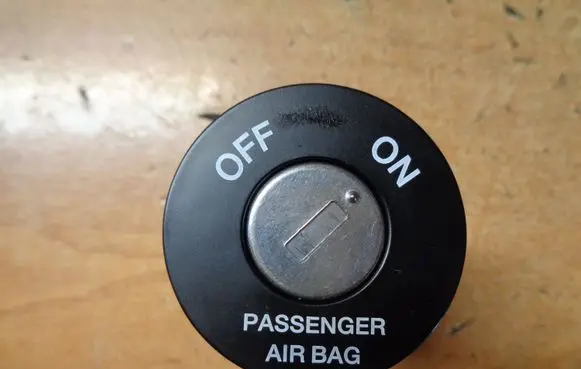 KIA Ceed Passenger airbag on/off switch 