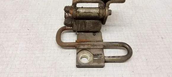 Volkswagen Polo IV 9N3 Front door lower hinge 