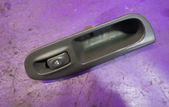 Renault Scenic I Quarter vent window switch 