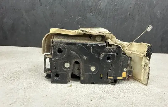 Volkswagen Golf V Front door lock