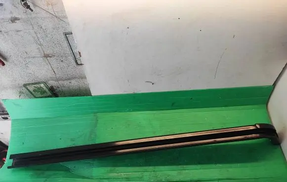 Opel Vivaro Sliding door middle rail 777663037R 93867636