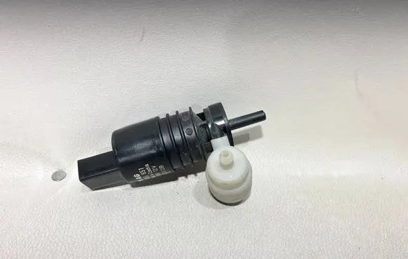 Volkswagen Jetta V Windscreen/windshield washer pump 1K6955651