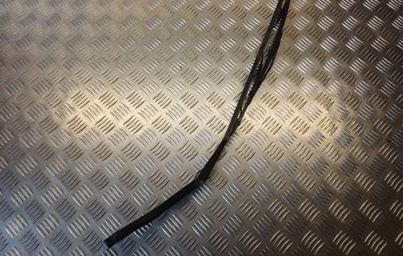 Front wiper blade arm