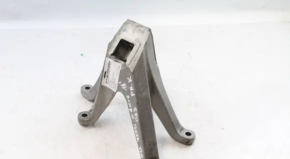 Engine mounting bracket