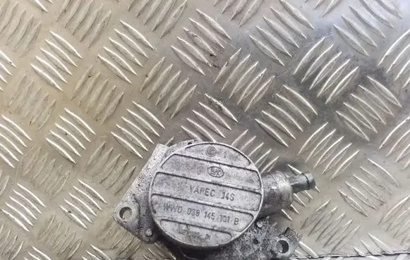 Volkswagen Golf IV Vacuum pump 038145101B