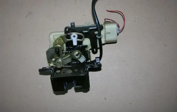 Mazda 323 Tailgate/trunk/boot lock/catch/latch