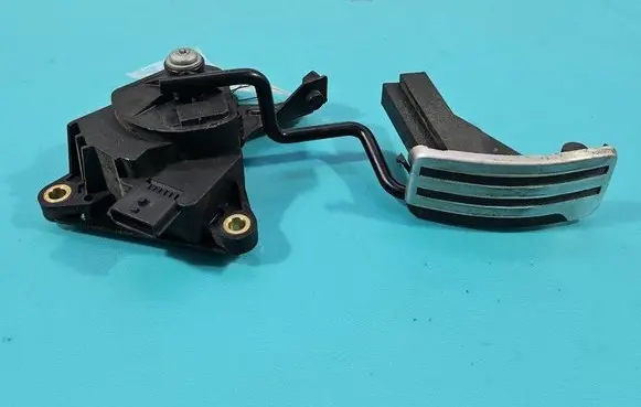 Accelerator throttle pedal
