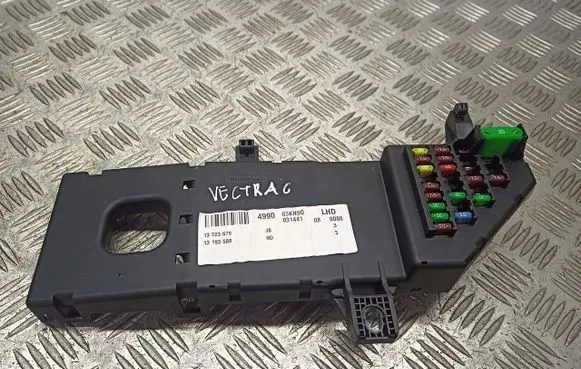 Opel Vectra C Fuse box cover 13223679