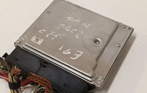 BMW 3 E90 E91 Engine control unit/module 02810015075 DDE7810000